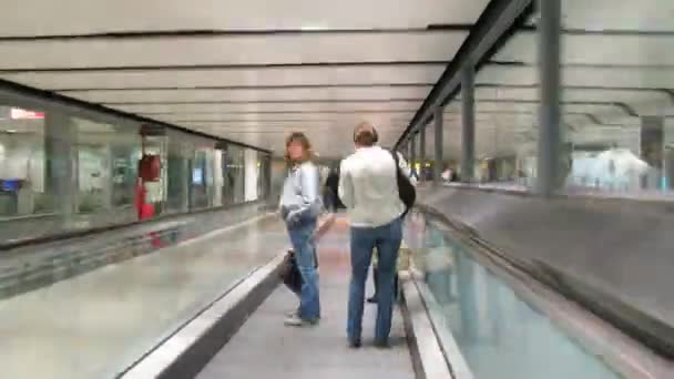 Movement on corridors and airport halls in London, England. — Stock Video