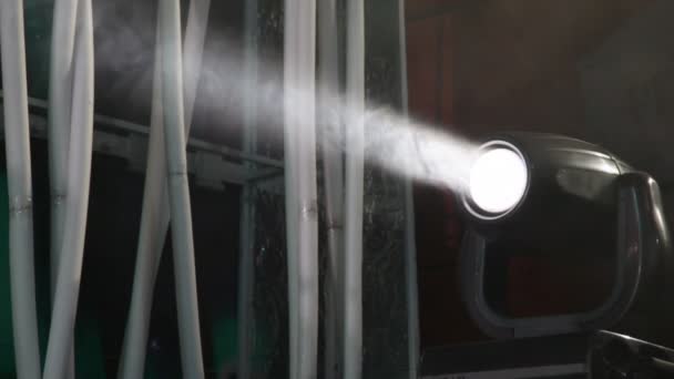 ナイトクラブの煙の中でディスコ サーチライトの光 — ストック動画
