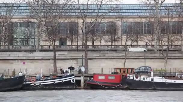 Προκυμαία του ποταμού κομψότητα στο Παρίσι με κινητήρα κόπτες — Αρχείο Βίντεο