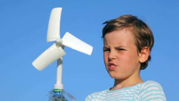 Αγόρι που κατέχουν wind-driven γεννήτρια παιχνίδι στα χέρια του — Αρχείο Βίντεο