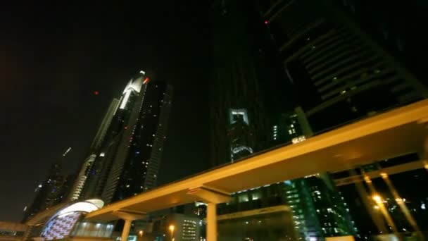 Osvětlenými mrakodrapy v městě Dubaj večer — Stock video