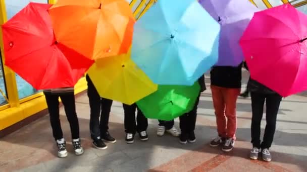 Mannen spin kleurrijke paraplu's en maken ze lager — Stockvideo