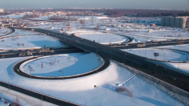 दूरी में राजमार्ग और आवासीय क्षेत्र के साथ शीतकालीन शहर दृश्य। समय अंतराल . — स्टॉक वीडियो