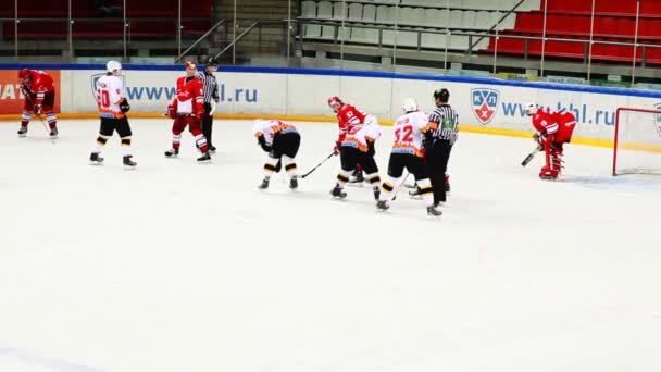 Adeusinho aperto de mão amigável entre duas equipes no jogo de hóquei júnior "Spartak" - "Almaz" da MHL — Vídeo de Stock