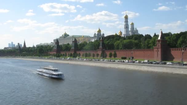 Tráfico a pie de barcos y automóviles cerca del Kremlin en Moscú, Rusia . — Vídeos de Stock