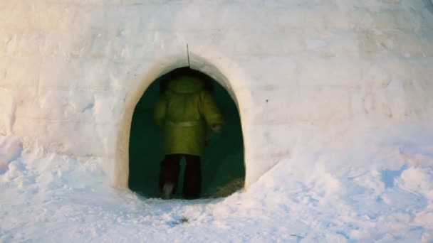 Chica y su padre entran por la puerta a la casa de la nieve, y luego salen — Vídeos de Stock