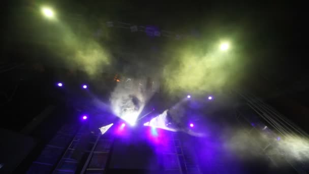 Bühne eines Nachtclubs mit dynamischen Disco-Scheinwerfern — Stockvideo