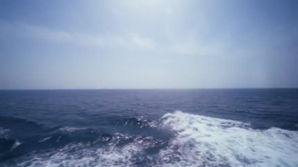 Cielo despejado sobre el mar azul, vista desde el barco — Vídeos de Stock