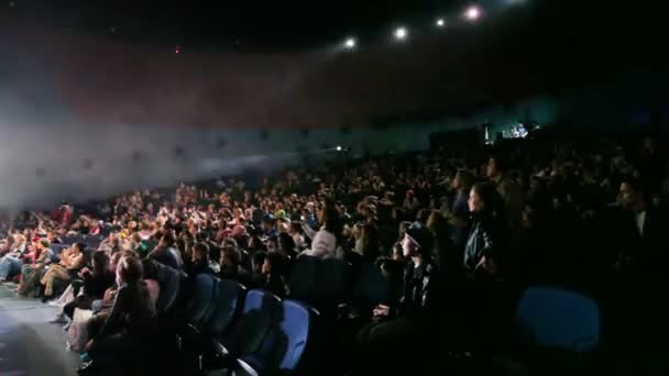Na diváckých sedadlech se dívá na výstavu, soutěž Hip Hop International - Pohár Ruska — Stock video