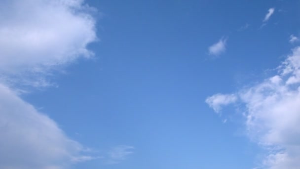 Witte wolken drijven op de zomer hemel. — Stockvideo