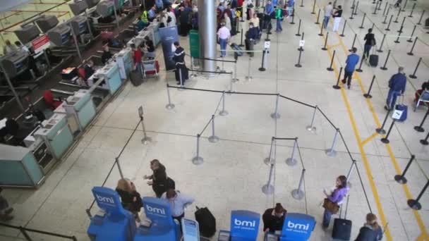 Mostradores de facturación de paso en Dublin Aeropuerto, Irlanda . — Vídeos de Stock