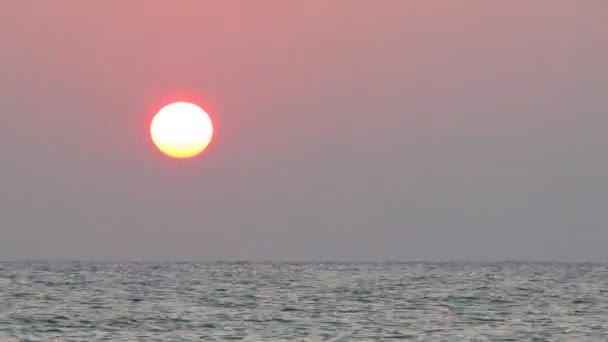 Východ slunce v moři. Mandatoriccio, Kalábrie, Itálie. — Stock video