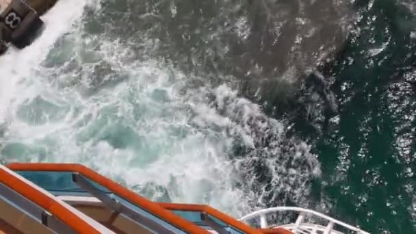 Schip afgietsels af van ligplaats — Stockvideo