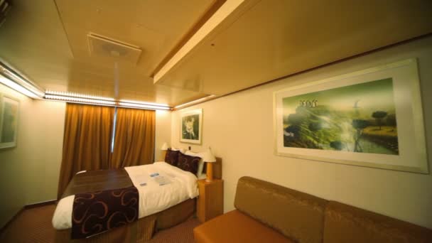 Interior penumpang kabin kamar tidur di kapal pesiar, panning horisontal — Stok Video