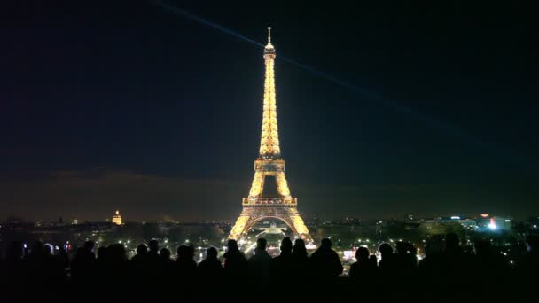 Noční Eiffelovku s osvětlení a světlomety, Paříž, Francie. — Stock video