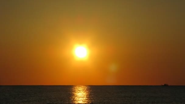 Lever de soleil en mer, sur les flotteurs des navires de mer . — Video