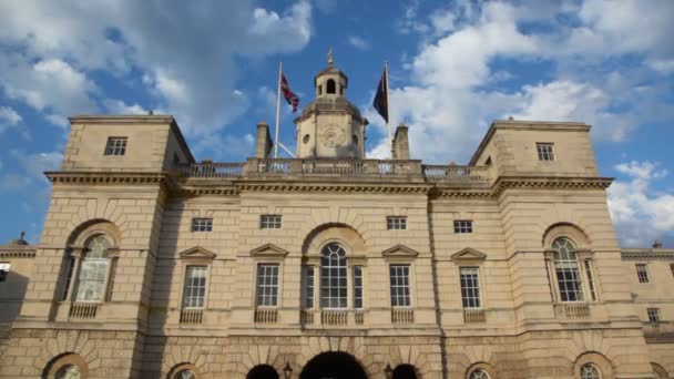 Δύο σημαίες ανεμίζουν στην κορυφή άλογο φρουρά κτίριο στο Λονδίνο — Αρχείο Βίντεο