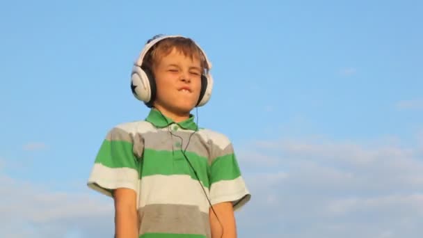Ragazza e ragazzo ascoltano musica in cuffia — Video Stock