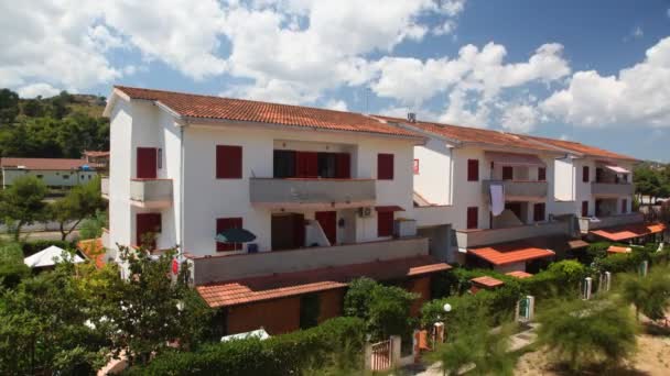 La casa contra el cielo de verano. Italia . — Vídeos de Stock