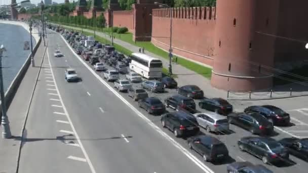 De weg in de buurt van kremlin, camera beweegt selectiebalk in Moskou, Rusland. — Stockvideo