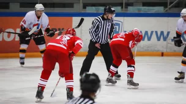 Eishockeyspiel "spartak" - "almaz" von mhl im Sportpalast "sokolniki" — Stockvideo