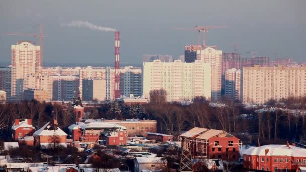 Kommunala värmekraftverk i stora staden röker i himlen — Stockvideo