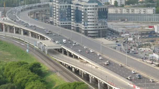 Snelweg in zonnige dag in Moskou, Rusland. — Stockvideo