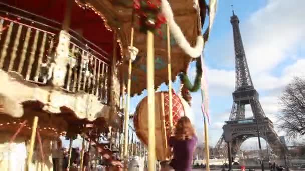 Karuzela w Paryżu, Wieża Eiffla w tle, Paryż, Francja. — Wideo stockowe