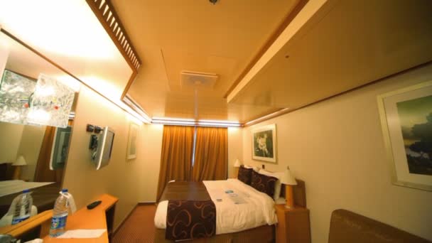 Dormitorio interior de cabina de pasajeros en crucero, panorámica vertical — Vídeo de stock