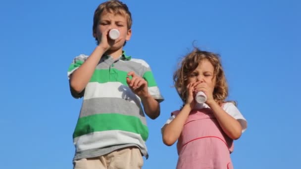 Kinder öffnen Flaschen mit Joghurt und Getränk — Stockvideo