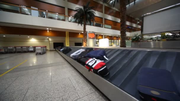 Convoyeur à bagages avec bagages à l'aéroport international de Dubaï — Video