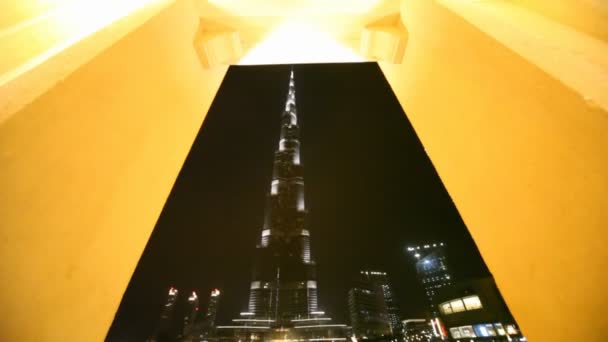 Uitzicht vanaf burj dubai lake brug over wolkenkrabber burj khalifa nachts in dubai, Verenigde Arabische Emiraten. — Stockvideo