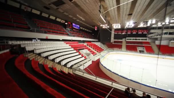 Macchina speciale pulisce il ghiaccio a vuoto arena sportiva hockey — Video Stock