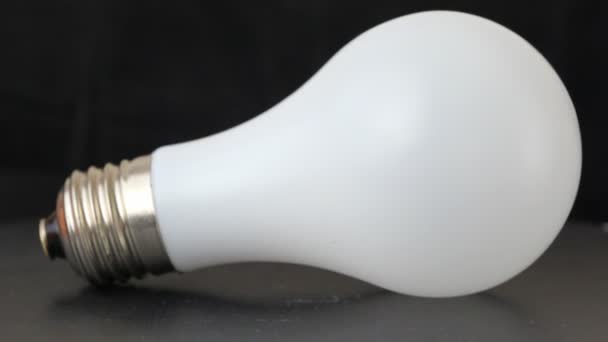 Lampe mat blanche avec prise en métal — Video