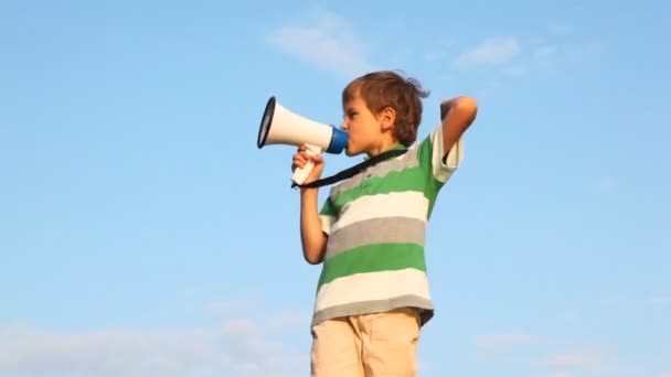 Jongen permanent tegen hemel, praten via megafoon en met behulp van counter — Stockvideo