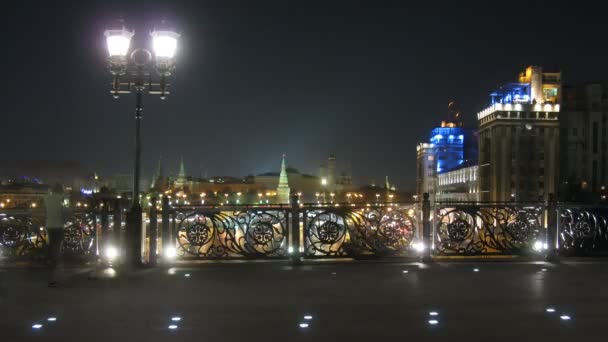 Sur le pont Patriarshy, vue sur le Kremlin et la maison sur le remblai à Moscou . — Video