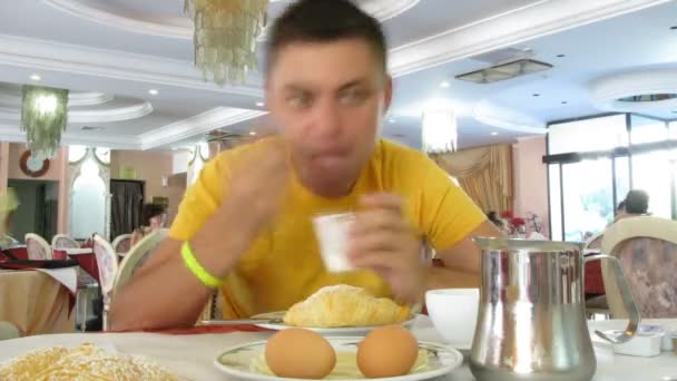 男はローマ、イタリアでイタリアのレストランで朝食を持っています。. — ストック動画