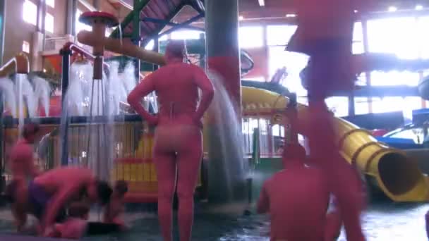 Die Familie erholt sich und vergnügt sich in einem Aquapark in Moskau, Russland. — Stockvideo