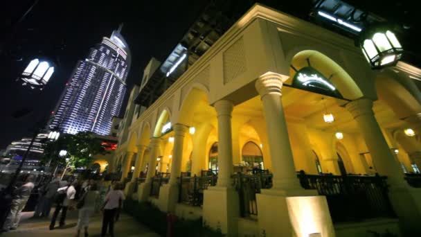 Burj dubai lake hotel en handel center souk al bahar nachts in dubai, Verenigde Arabische Emiraten. — Stockvideo