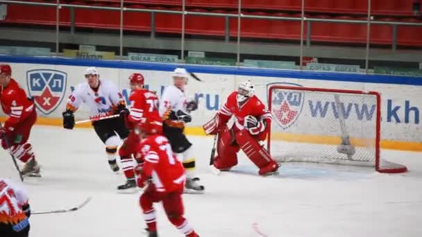 tillkännagivandet av team på junior hockey match spartak-almaz av mhl