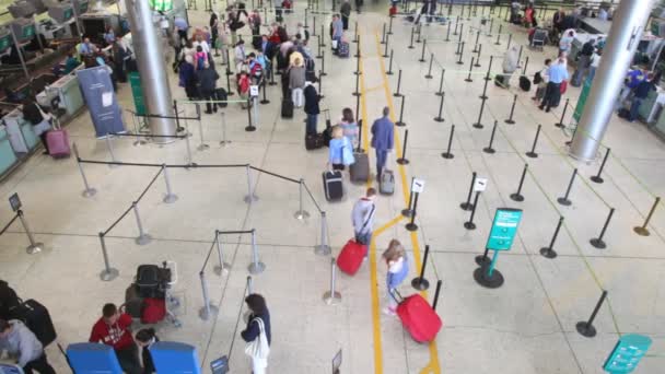 Tompított check-in pultok, dublin repülőtér, Írország. — Stock videók