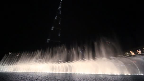Dubai Fountain é um sistema de fontes em Dubai, Emirados Árabes Unidos . — Vídeo de Stock