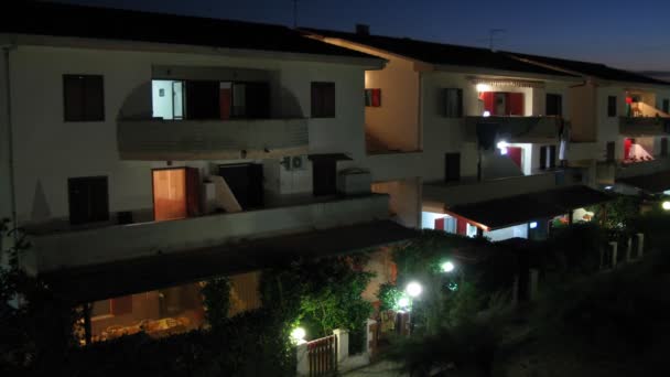 Освещённый дом ночью в Италии . — стоковое видео