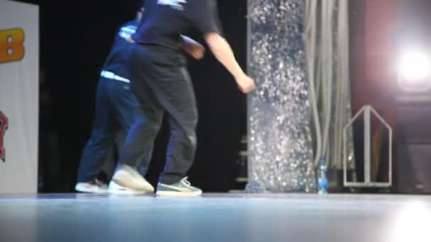 Groep van breakdancers op het podium — Stockvideo