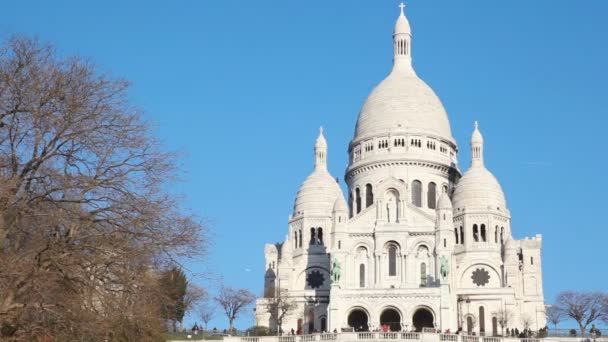 Sacre Coeur Basilica of the Sacred Heart of Jesus Montmartre in Paris, France — Stock Video