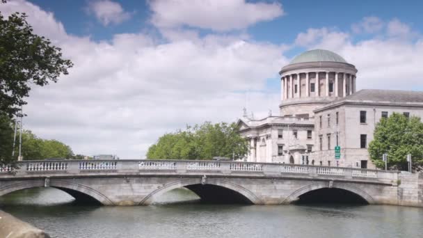 Cztery korty i most przez rzekę liffey w Dublinie — Wideo stockowe