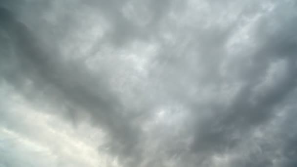 Nuages se déplace rapidement sur le ciel 
