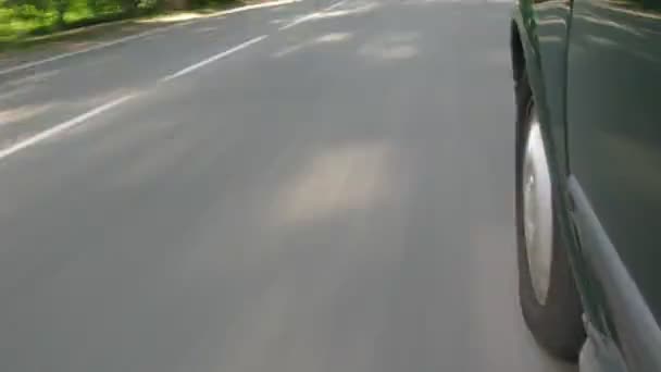 De auto beweegt op snelweg, een schaduw van de auto op asfalt. — Stockvideo