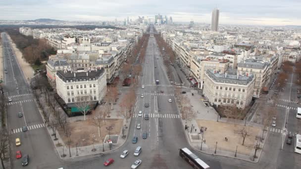 Mycket bilar och pedestrains på gatan i paris, Visa från Triumfbåge — Stockvideo
