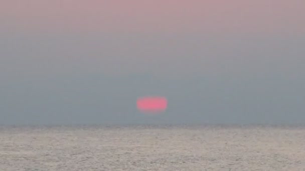 Ανατολή του ηλίου στη θάλασσα, θάλασσα πλοίο προγεφυρώματα. mandatoriccio, Καλαβρία, Ιταλία. — Αρχείο Βίντεο